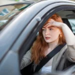 mulher ao volante preocupada em Como Estacionar de Forma Perfeita