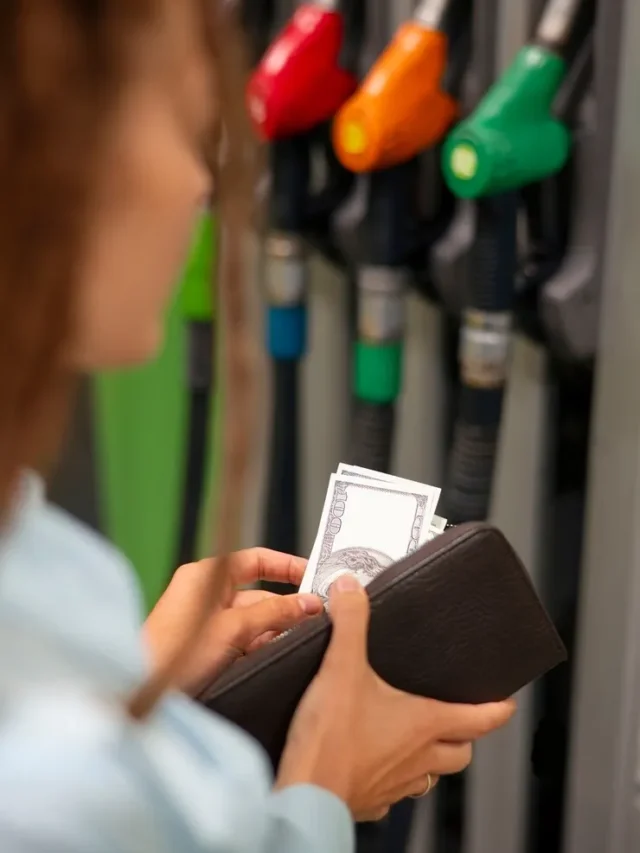Economia de Combustível Como Poupar no Abastecimento mulher com carteira pegando dinheiro para pagar abastecimento em frente bomba de combustível