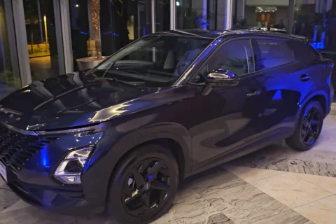 SUV Omoda MHEV 2024 preto lateral frente