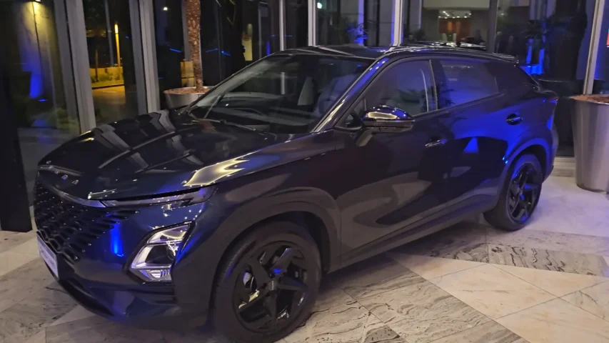 SUV Omoda MHEV 2024 preto lateral frente