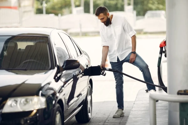 como-economizar-combustivel-homem-enchendo-tanque-de-gasolina-no-posto