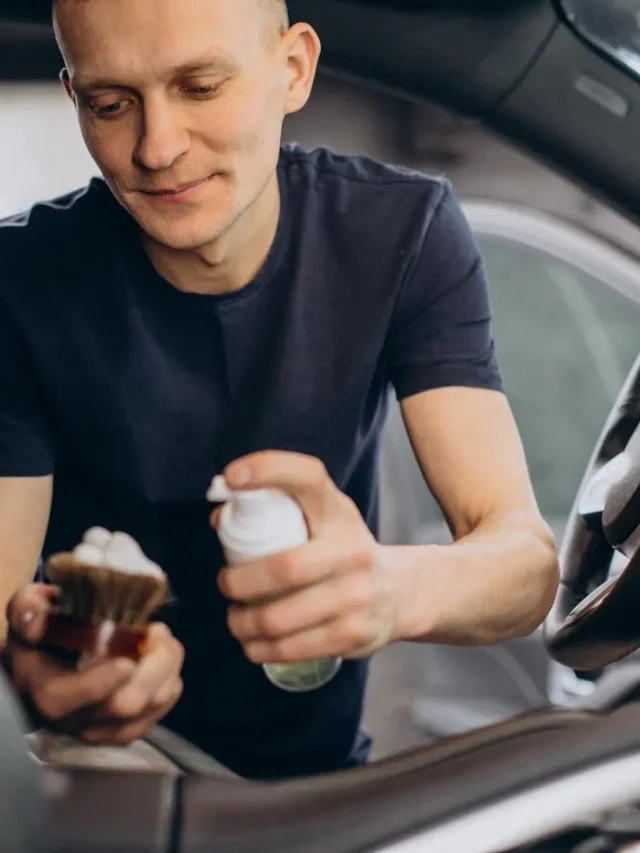 homem-aspergindo-perfume-sabao-na-escova-para-fazer-limpeza-interior-do-veiculo-c