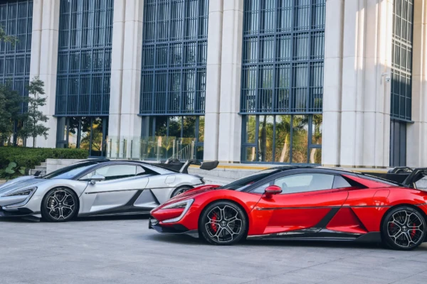 BYD-Yangwang-U9-prata vermelho superesportivo que ameaça ferrari e lamboguini