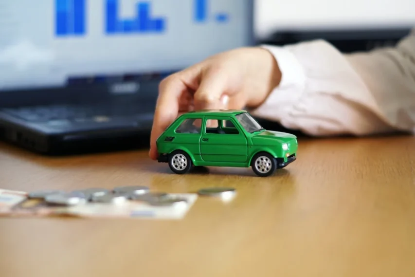 imposto-ipva-carro-miniatura-veiculo-dinheiro-taxas-multas